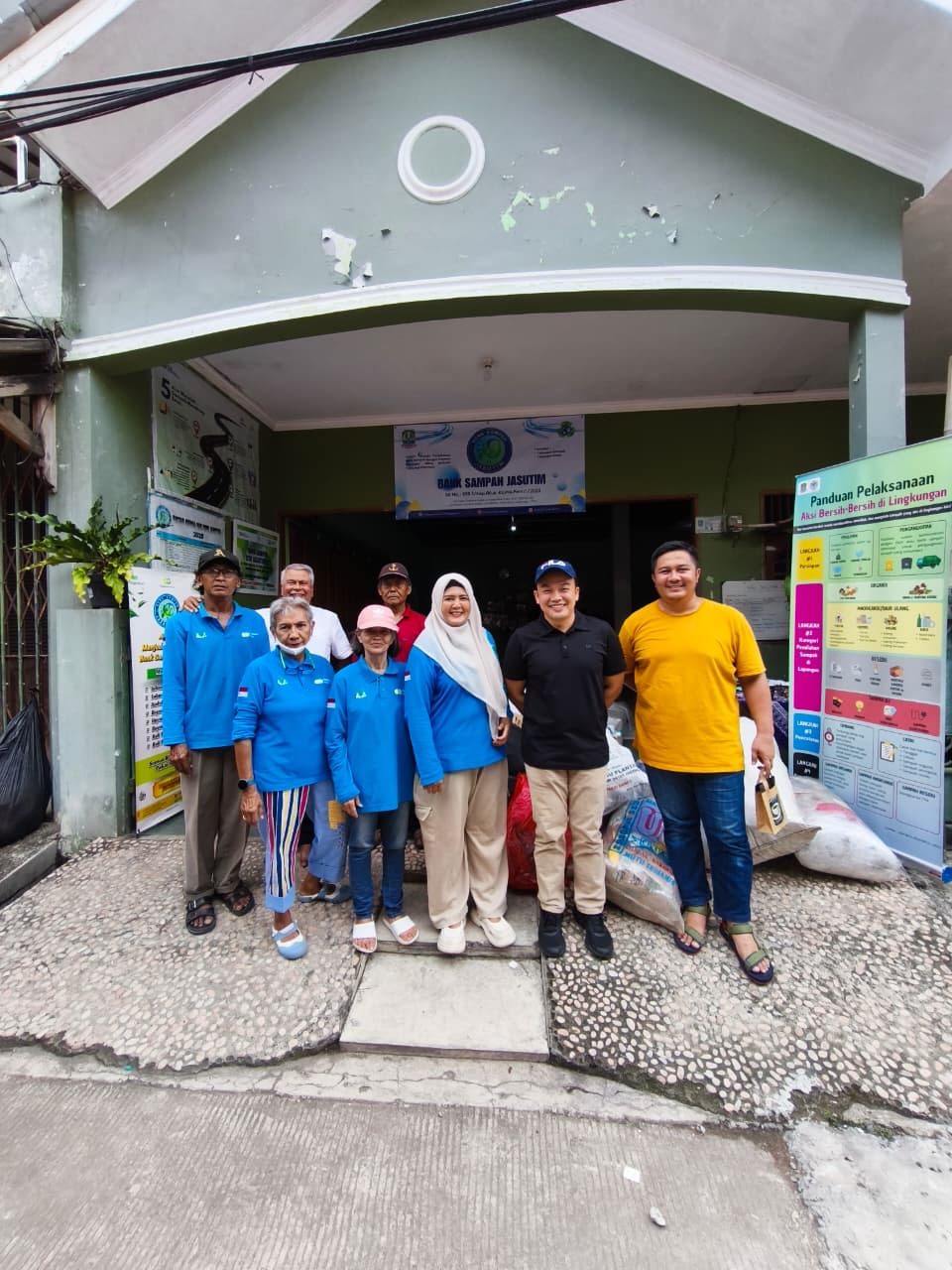 JASUTIM team and residents in front of Bank Sampah JASUTIM